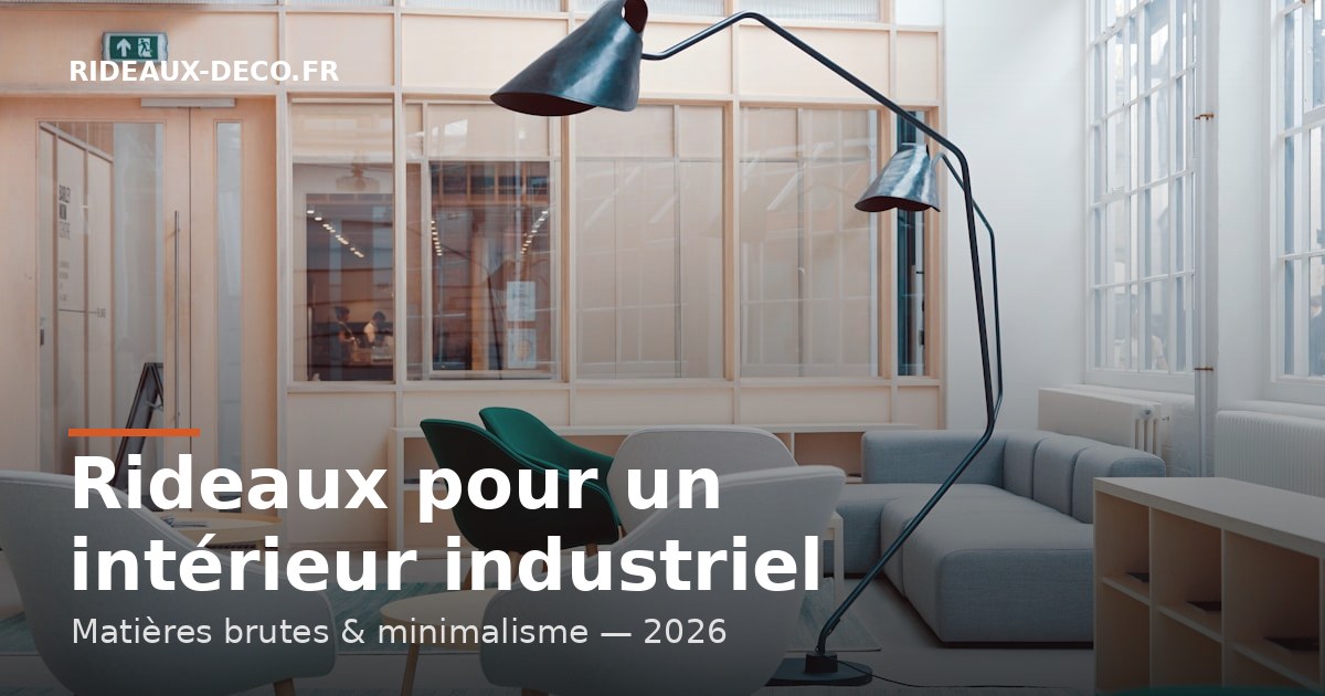 Intérieur industriel lumineux avec verrière d'atelier, mobilier épuré et grandes fenêtres
