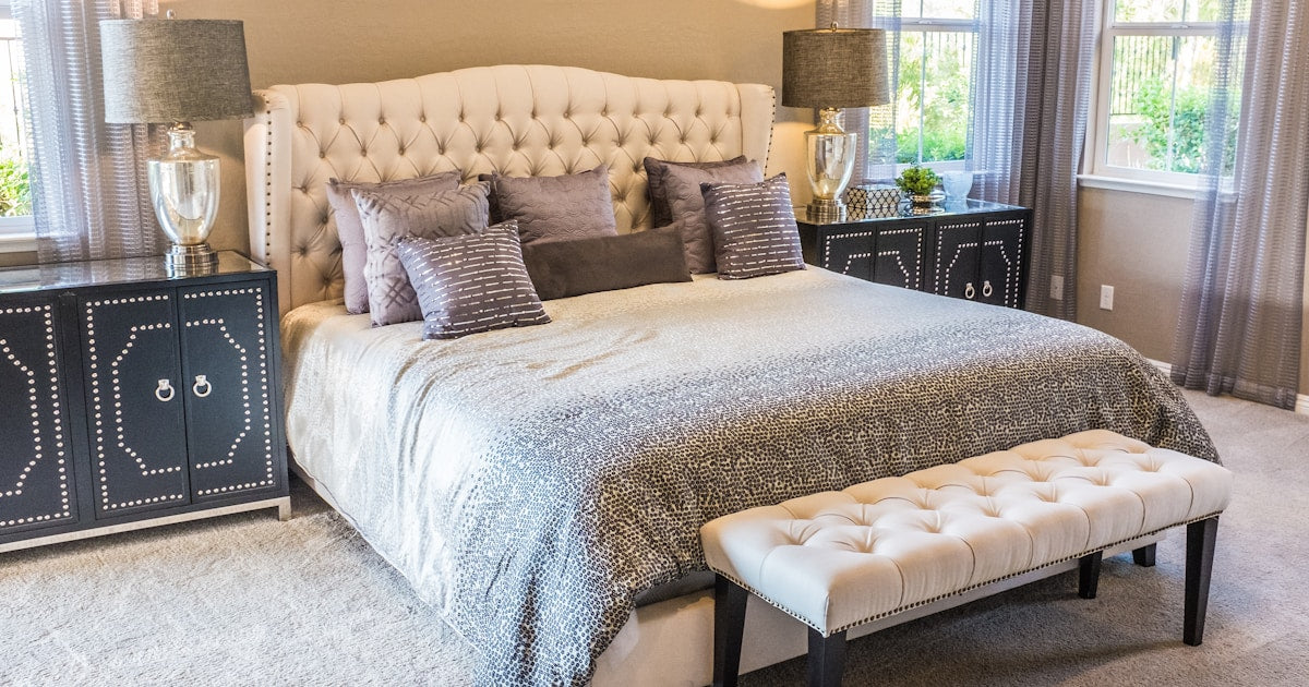 Rideaux fleuris modernes dans une chambre élégante et lumineuse
