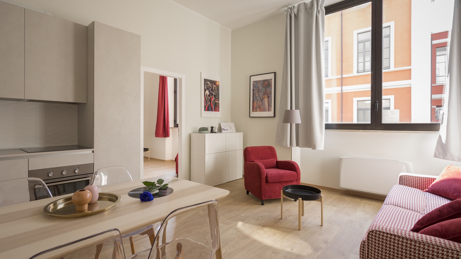 Salon lumineux avec rideaux sur mesure abordables