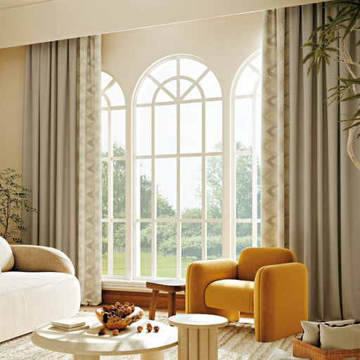 Rideau beige texturé motif chevron géométrique style scandinave dans salon contemporain lumineux