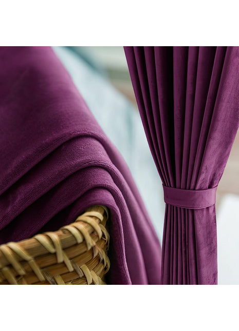 Rideau velours prune occultant retenu par une embrasse, ambiance salon cosy