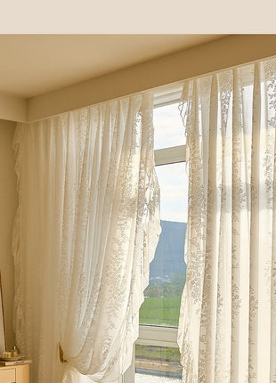 207 Custom-made white lace sheer €81.50