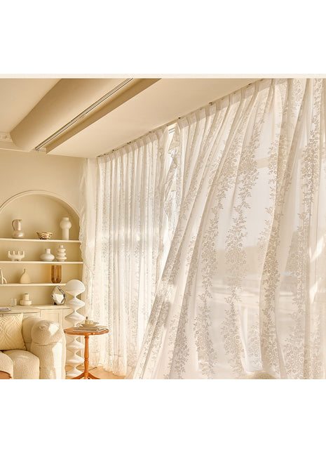 207 Custom-made white lace sheer €81.50