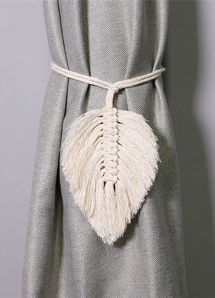 Un rideau blanc avec une plume blanche, mettant en valeur un style élégant et épuré. Attache rideau corde disponible.