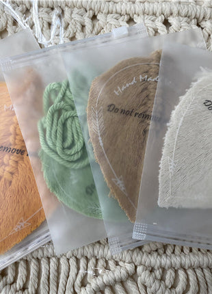 Attache Rideau Corde. Quatre sacs de couleurs variées en différents tissus, parfaits pour ajouter du style à votre déco.