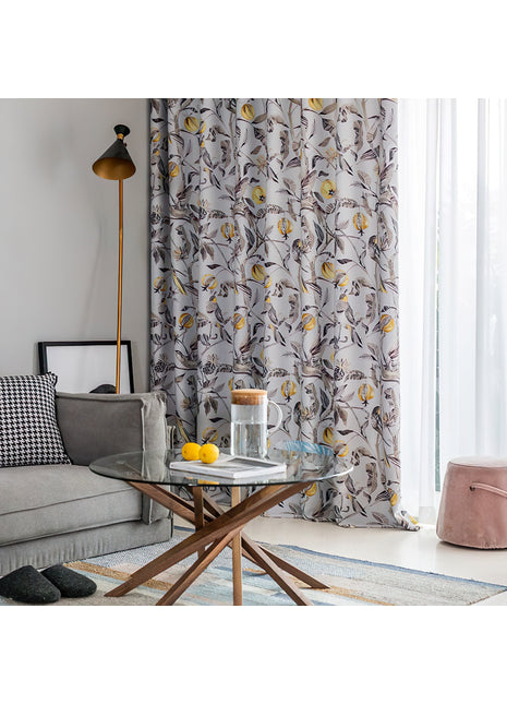 Double rideaux fleuris gris à motifs floraux dans un salon lumineux