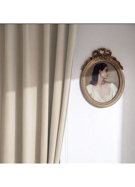 Rideau velours Beige style luxe dans salon contemporain élégant