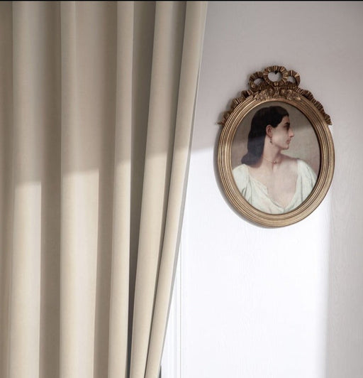 Rideau velours Beige style luxe dans salon contemporain élégant