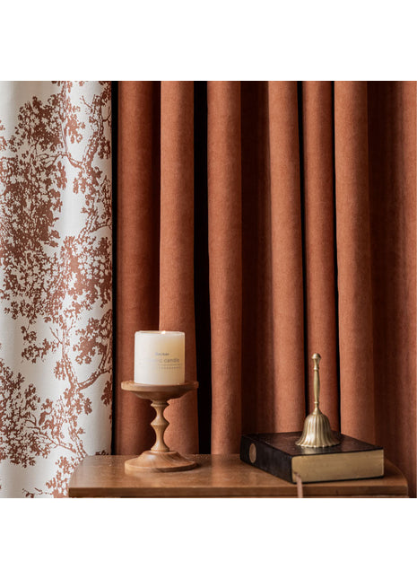 Rideau occultant orange terracotta tombé dense plis profonds ambiance chambre chaleureuse