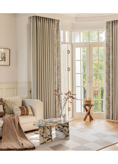 Rideau gris à motifs nature dans un salon élégant et lumineux