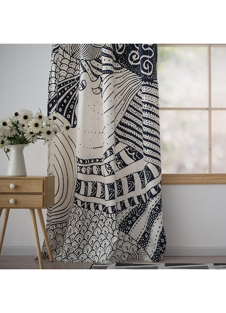 Rideau à motif bleu encre graphique sur fond écru dans un salon clair